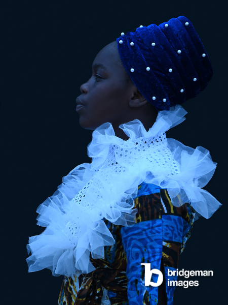 Portrait einer schwarzen Frau im Seitenprofil in kühlen Farben