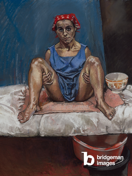 Ein Gemälde einer Frau, die auf einem Bett sitzt und verärgert aussieht von Paula Rego