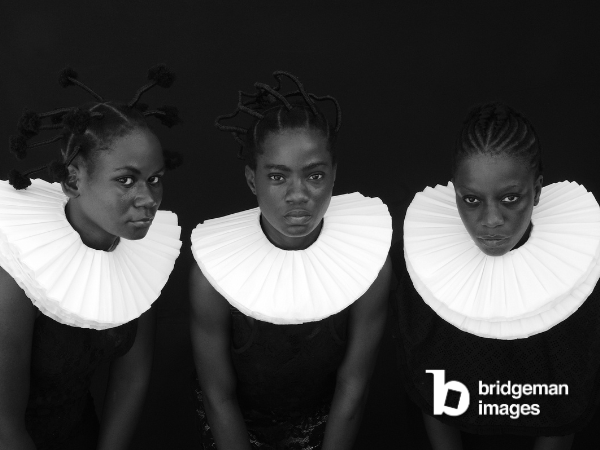 Schwarz-weiß Porträt drei schwarzer Frauen, die einen weißen Kragen tragen