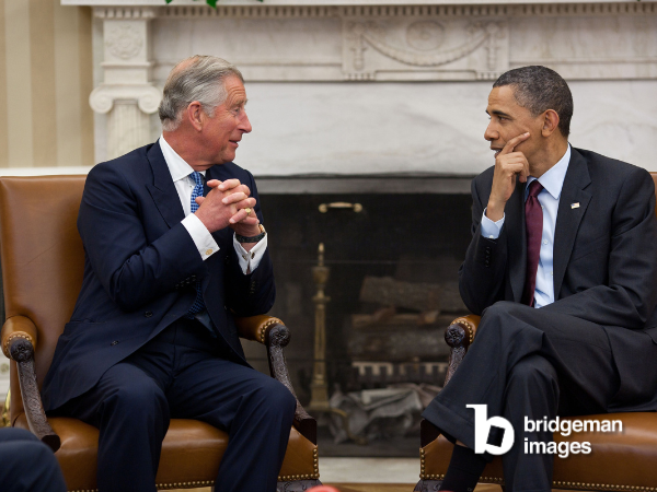 Foto das Prince Charles und Barack Obama in Konversation zeigt