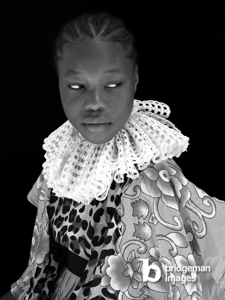 schwarz weiß Porträt einer schwarzen Frau in gemusterter Kleidung