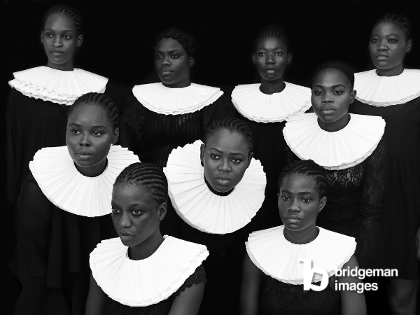 schwarz weiß Fotografie von 9 schwarzen Frauen, in schwarz gekleidet mit weißem Kragen