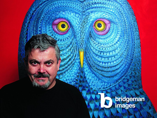 Image de Tamás Galambos devant son œuvre intitulée Blue Owl 