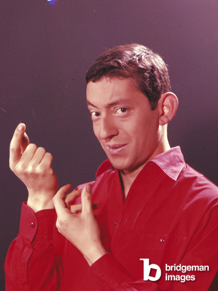 Porträt von Serge Gainsbourg in einem roten Hemd
