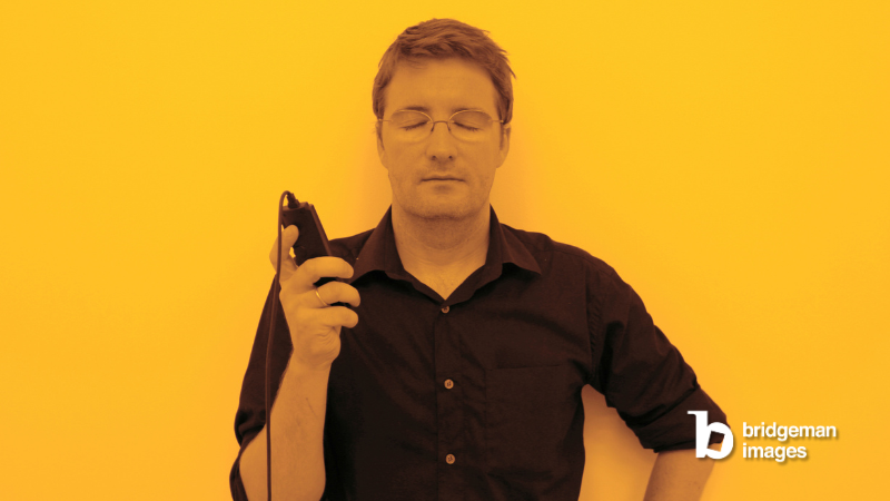 Selbstporträt des Künstlers Eliasson vor gelbem Hintergrund