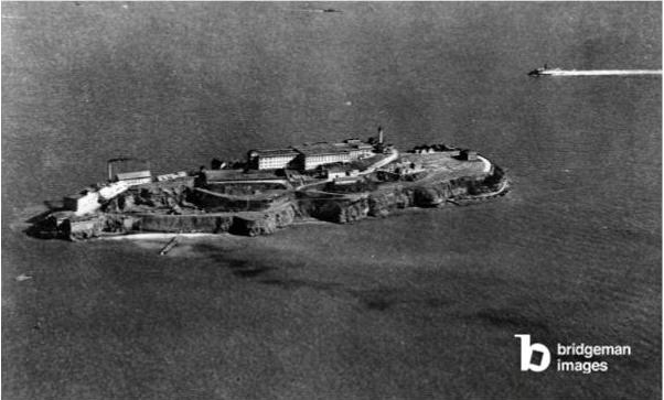 Vista di Alcatraz sull'isola di Alcatraz, nella baia di San Francisco / Universal History Archive/UIG / Bridgeman Images