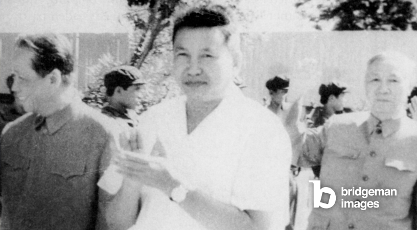 Saloth Sar, plus connu sous le nom de Pol Pot, avec une délégation vietnamienne à Phnom Penh