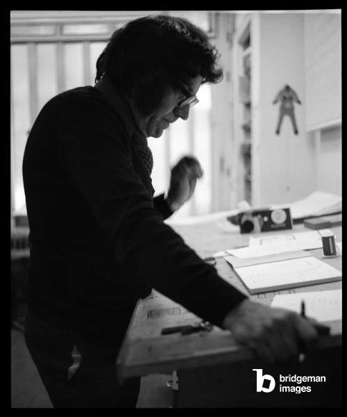 Carlos Cruz-Diez dans son studio de design "La Boucherie", 23 rue Pierre Sémard, Paris, vers 1970