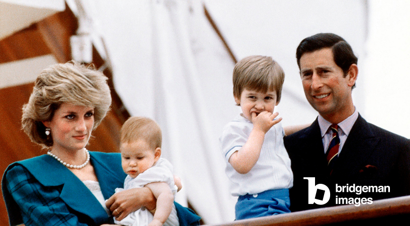 Le prince Charles tient dans ses bras ses fils, le prince William et le prince Harry, avec la princesse Diana.