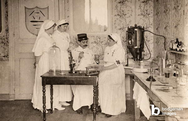 Infirmières qui regardent un médecin préparer un vaccin