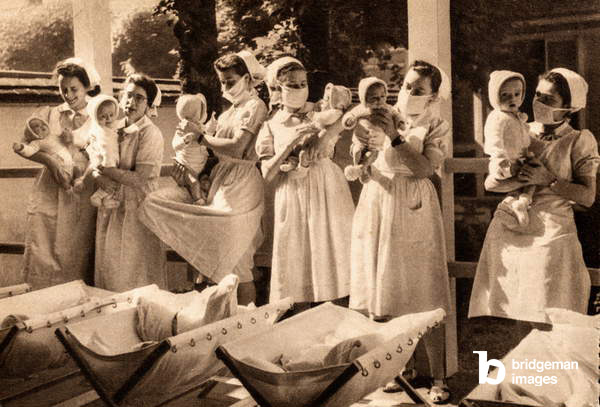 Infirmières avec des masques aux côtés des enfants de l’hôpital Saint-Michel