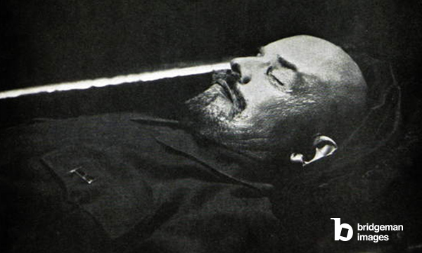 Vladimir Lénine embaumé dans son cercueil