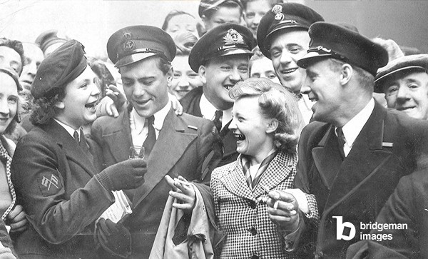 Soldati e marinai celebrano il VE Day in Gordon Street, Glasgow, 8 maggio 1945