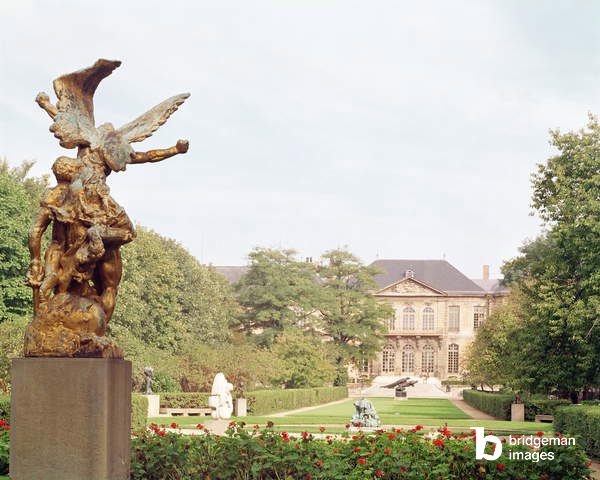 Vue du parc du musée avec 'l'Appel aux armes' d'Auguste Rodin
