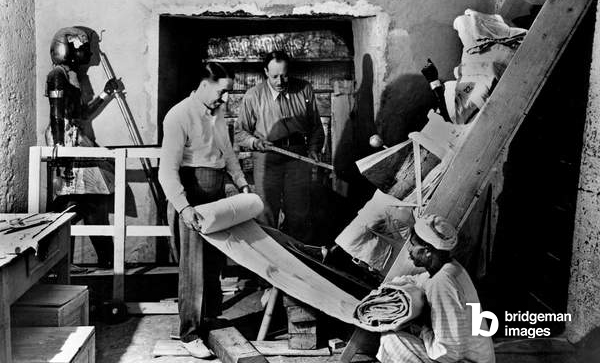 Découverte de la tombe du pharaon Toutankhamon dans la Vallée des Rois (Egypte) : Howard Carter et Arthur Callender dans l'antichambre à l'entrée de la salle sépulcrale, protégeant une statue sentinelle, 29 novembre 1923