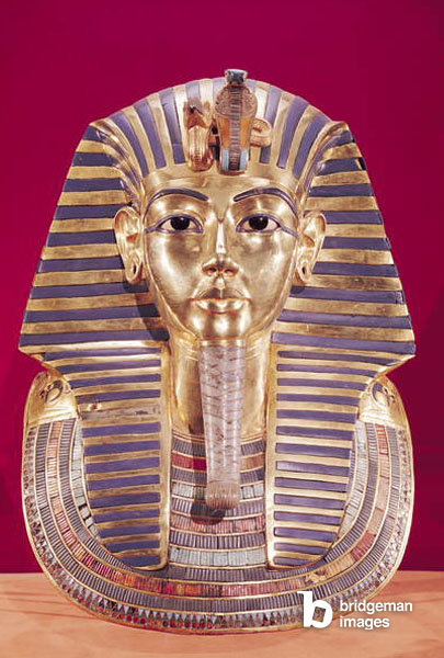 Image du masque funéraire de Toutankhamon (vers 1370-1352 av. J.-C.) vers 1336-1327 av. J.-C., Nouvel Empire (or incrusté de pierres semi-précieuses), 18e dynastie égyptienne 