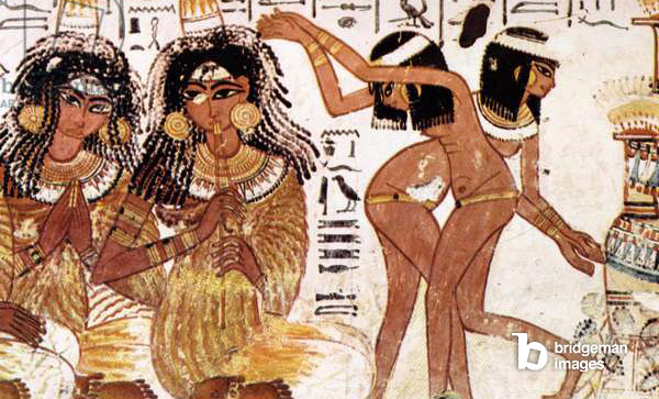 Image de danseuses et flûtiste égyptiennes anciennes sur une peinture murale. 