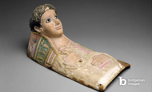Image d'un masque portrait en plâtre d'un jeune, vers 140-190 après J.-C. (plâtre, lin, peinture, lapis-lazuli, verre), Égypte, Période romaine (vers 30 av. J.-C. - 337 apr. J.-C.)