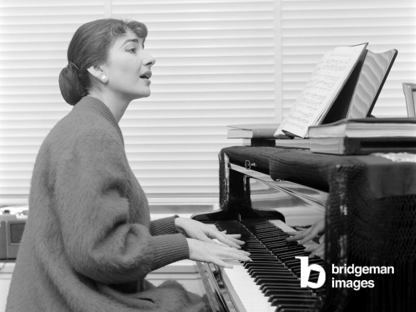 cantante lirica Maria Callas che suona il piano