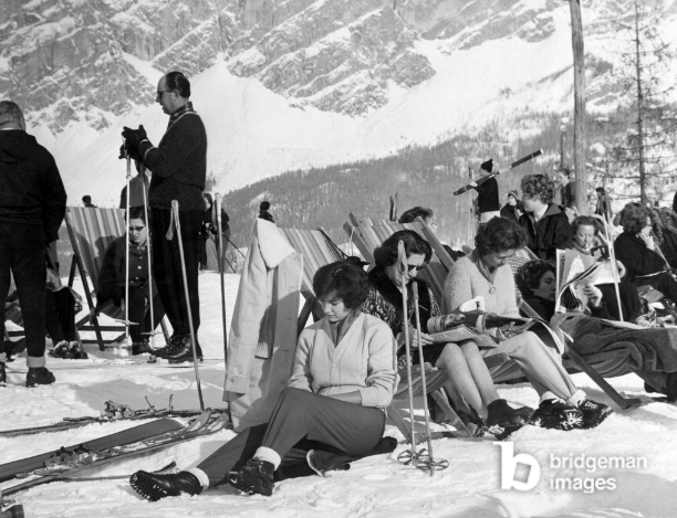 turisti neve inverno sport sci cortina d'ampezzo 1960 italia montagna