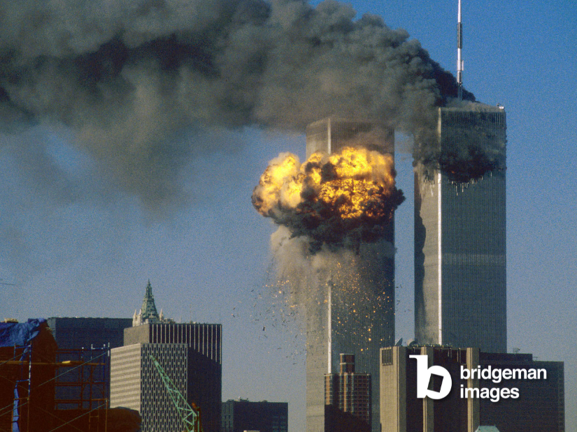 Immagine della torre sud del World Trade Center colpita dal volo 175 della United Airlines dirottato l'11 settembre 2001