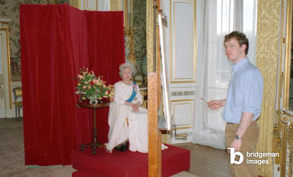 Christian Furr Painting the Queen Elizabeth II (photo) / Private Collection / © Christian Furr. All rights reserved 2022 / Bridgeman Images