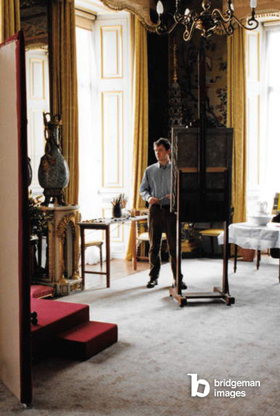 Christian Furr Painting the Queen Elizabeth II in the yellow drawing room of Buckingham Palace, London, UK, March 1995 (photo) / Private Collection / © Christian Furr. All rights reserved 2022 / Bridgeman Images