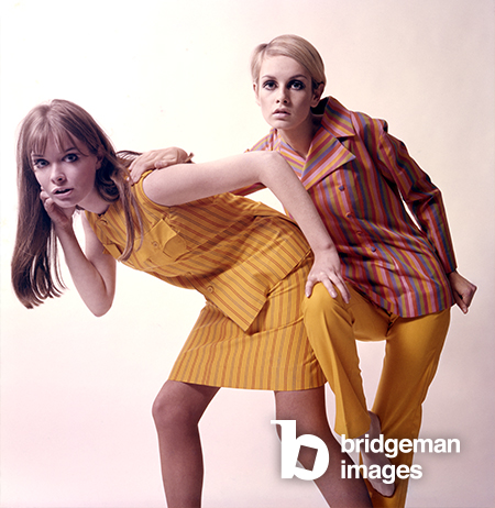 Twiggy & Jane Birkin modeling Slimma Total Look fashion line, 1967 (photo), John Cole,  (1923-95) / Private Collection / © John Cole Archive. All rights reserved 2022 / Bridgeman Images