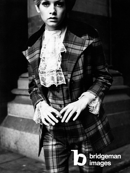 Twiggy Modeling David Bond Slimma outfit at St Pancras Station, 1967 (b/w photo), John Cole, (1923-95) / Private Collection / © John Cole Archive. All rights reserved 2022 / Bridgeman Images