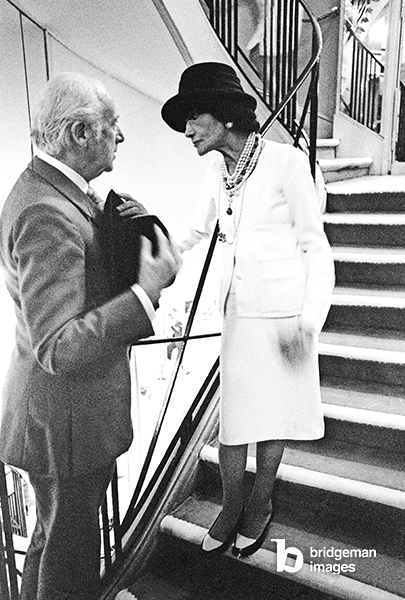 Coco Chanel et Cecil Beaton qui lui présente ses hommages, janvier 1970