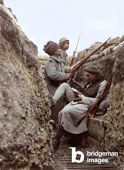 French soldiers in a trench near the Crete de Vimy (Pas-de-Calais) in October 1915, French Photographer, (20th century) / Private Collection / © Giancarlo Costa / Bridgeman Images