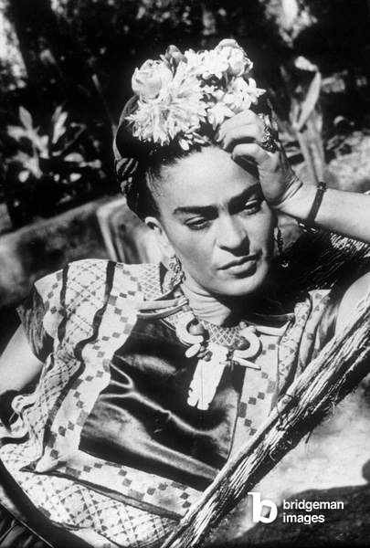 La peintre mexicaine Frida Kahlo dans un hamac, 1948 (n/b photo) / Bridgeman Images 