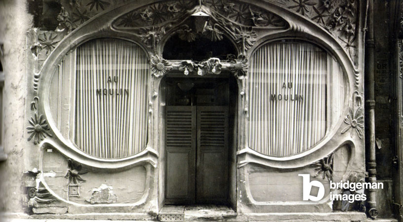 Fassade des Bordells Au Moulin, 16, rue Blondel, Paris im Art Nouveau-Stil.