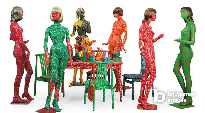 Self Obliteration, 1966-74 (six mannequins peints, six perruques, quatre chaises peintes et une table peinte avec un décor mixte) 