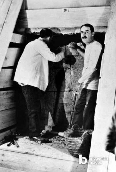 Image de Howard Carter (1873-1939), archéologue anglais. Carter (à droite) avec Lord Carnarvon à l'entrée de la chambre intérieure de la tombe de Toutankhamon dans la Vallée des Rois, Égypte