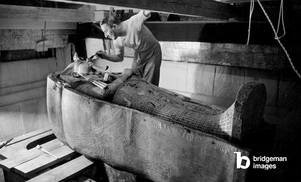 Découverte de la tombe du pharaon Toutankhamon dans la Vallée des Rois (Egypte) : dans la chambre funéraire