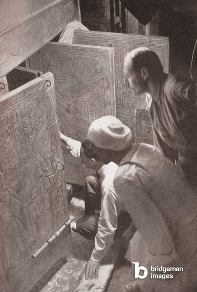 Image d'Howard Carter et de ses associés ouvrant les portes du sanctuaire funéraire du roi Toutankhamon dans la Vallée des Rois, en Égypte