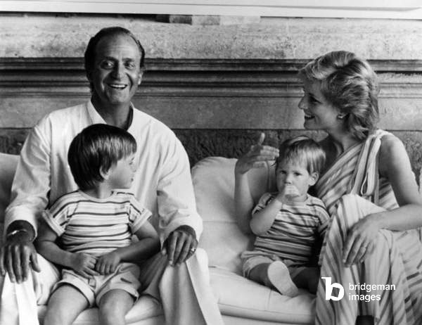  Image du roi Juan Carlos 1er d'Espagne avec la princesse de Galles Diana, le prince William et le prince Harry lors de vacances à Palma de Majorque, le 14 août 1986