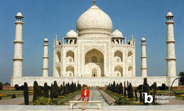 Image de Diana, princesse de Galles (1961-1997) devant le Taj Mahal en Inde, le 14 février 1992