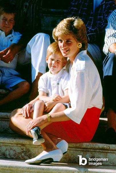 Portrait de la princesse Diana avec son fils le prince Harry à Majorque, 13/08/1988