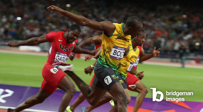 Le Jamaïcain Usain Bolt (au centre) participe à la finale du 100 m masculin lors des épreuves d'athlétisme des Jeux Olympiques de Londres 2012 au stade olympique de Londres