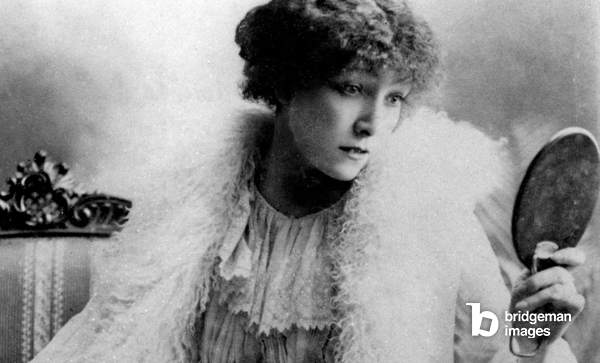Die Schauspielerin Sarah Bernhardt (1844-1923) als Marguerite Gautier im Stück von Alexandre Dumas "La dame aux Camelias" von 1880