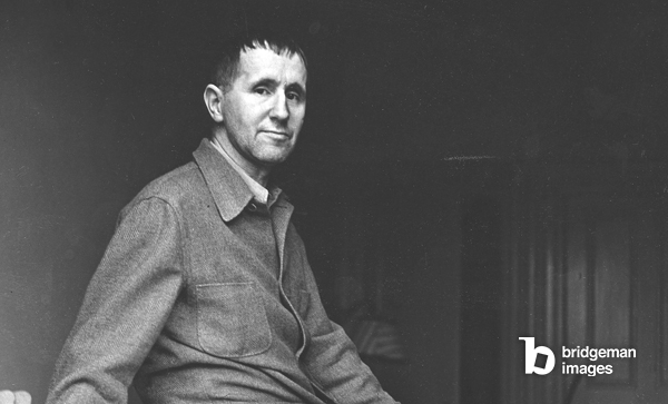 Bertolt Brecht am Schreibtisch ca. 1937