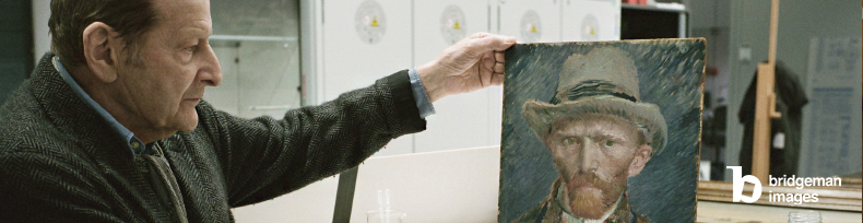 Lucian Freud examining Van Gogh's 'Self Portrait'
