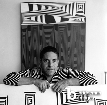 Carlos Cruz-Diez mit seinen Kunstwerken Construcción en Negro-Blanco-Rojo und Construcción en el Espacio, Werkstatt im Stadtteil Las Mercedes, Caracas, Venezuela, 1958 (Foto)