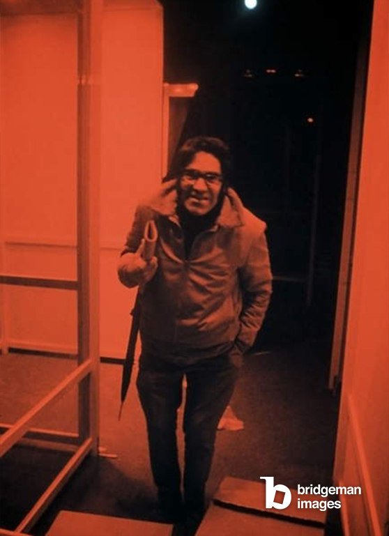 Carlos Cruz-Diez in einer orangefarbenen Kabine des Chromosaturation Labyrinth and Chromatic Walk