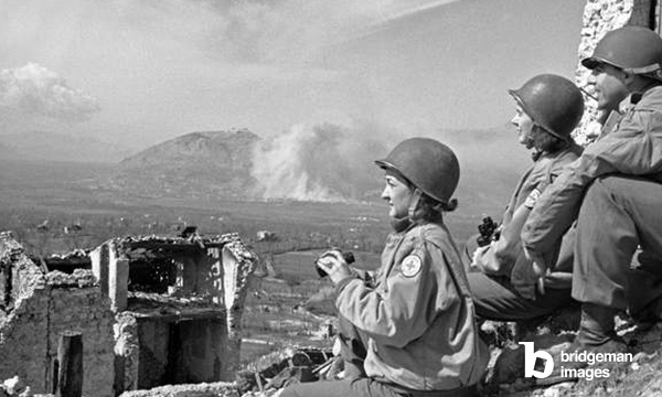 Infermiere della Croce Rossa assistono alle prime fasi della battaglia di Montecassino / Universal History Archive/UIG / Bridgeman Images