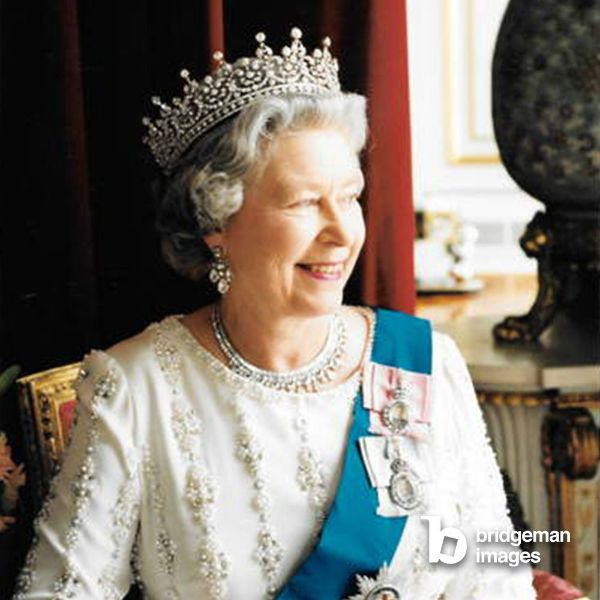 La regina Elisabetta II fotografata da Christian Furr nel Salotto Giallo di Buckingham Palace