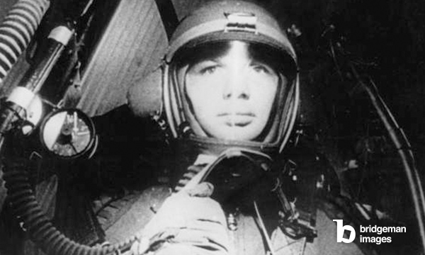 Yuri Gagarin (1934-1968) astronauta russo durante un volo spaziale aprile 1961 (foto b/n) / Bridgeman Images