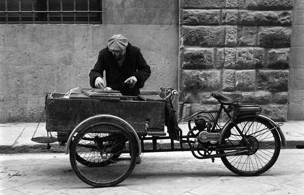 Peddlers: the cart of the peddler of boiled tripe for cats in the streets of Empoli, 1950-60 (b/w photo) Ando Gilardi / Fototeca Gilardi / Bridgeman Images